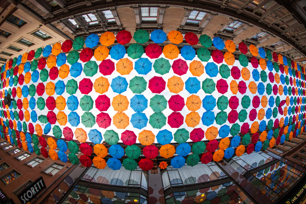 Kleurrijke paraplu's in de lucht