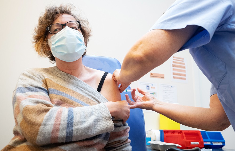 vrouw krijgt een vaccin