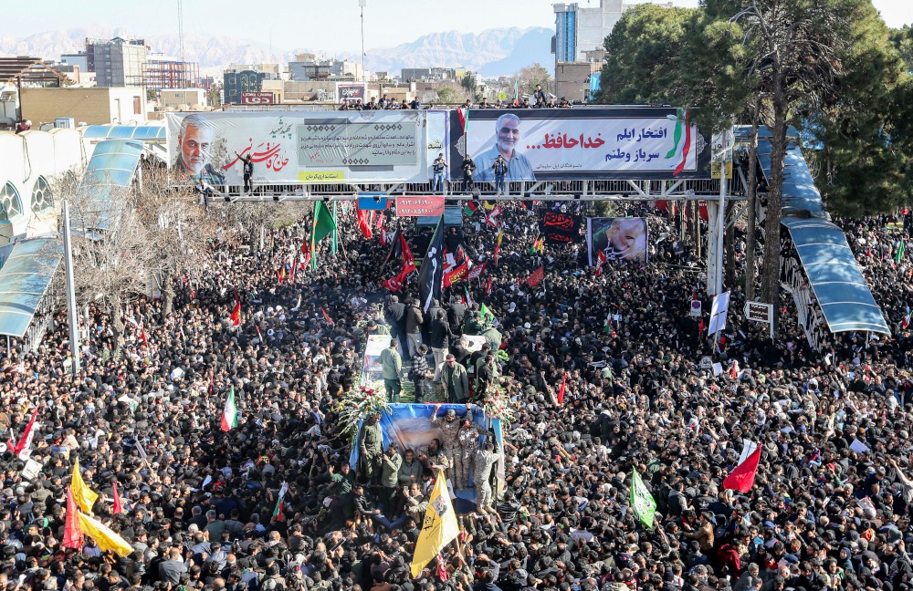 Mensen komen op straat om Soleimani te eren