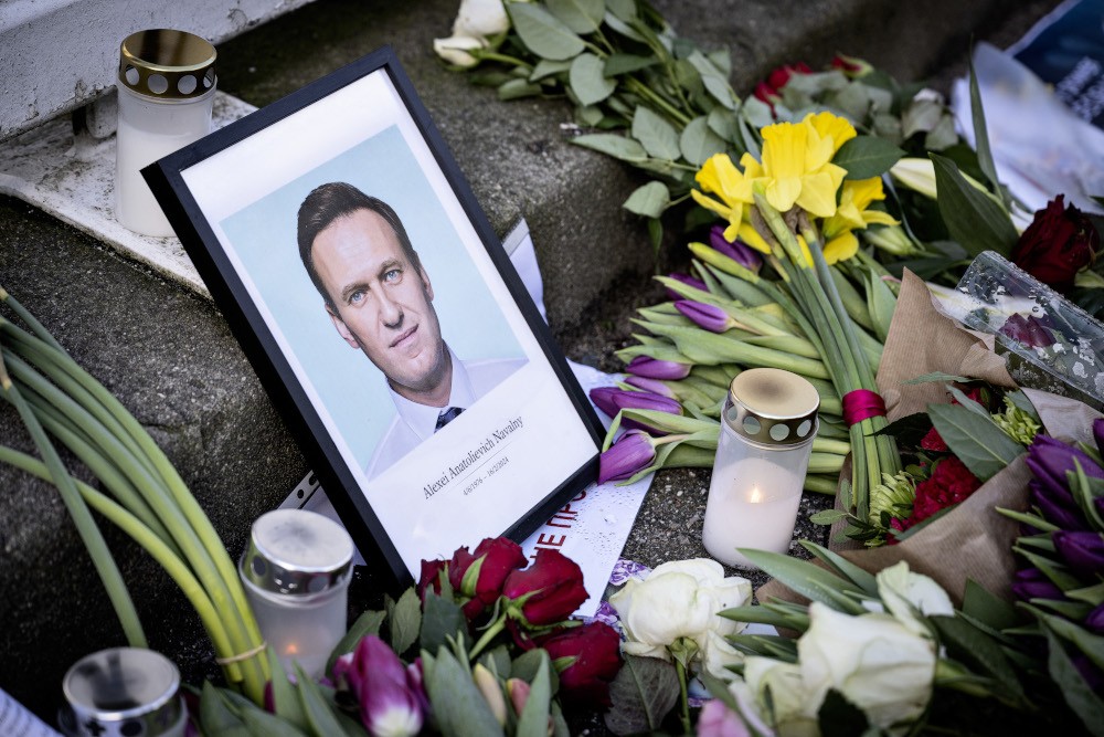 een foto van Navalny en bloemen