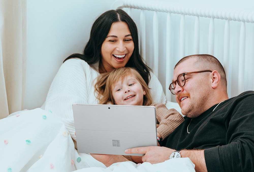een gezin met een laptop