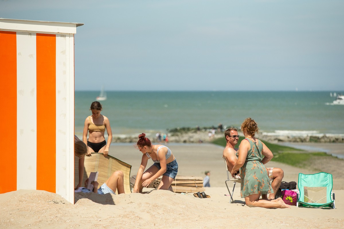 mensen op het strand 