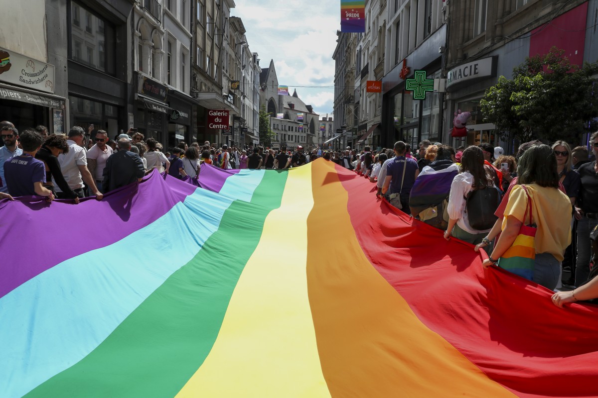 Belgian Pride met grote regenboogvlag