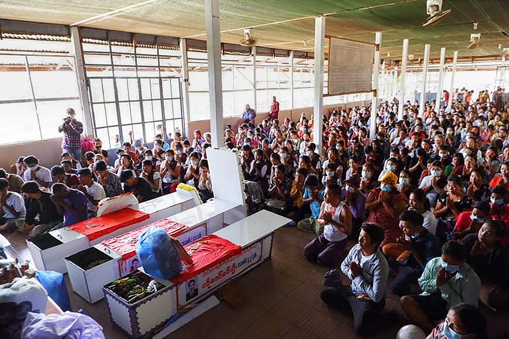 Mensen komen samen in Myanmar