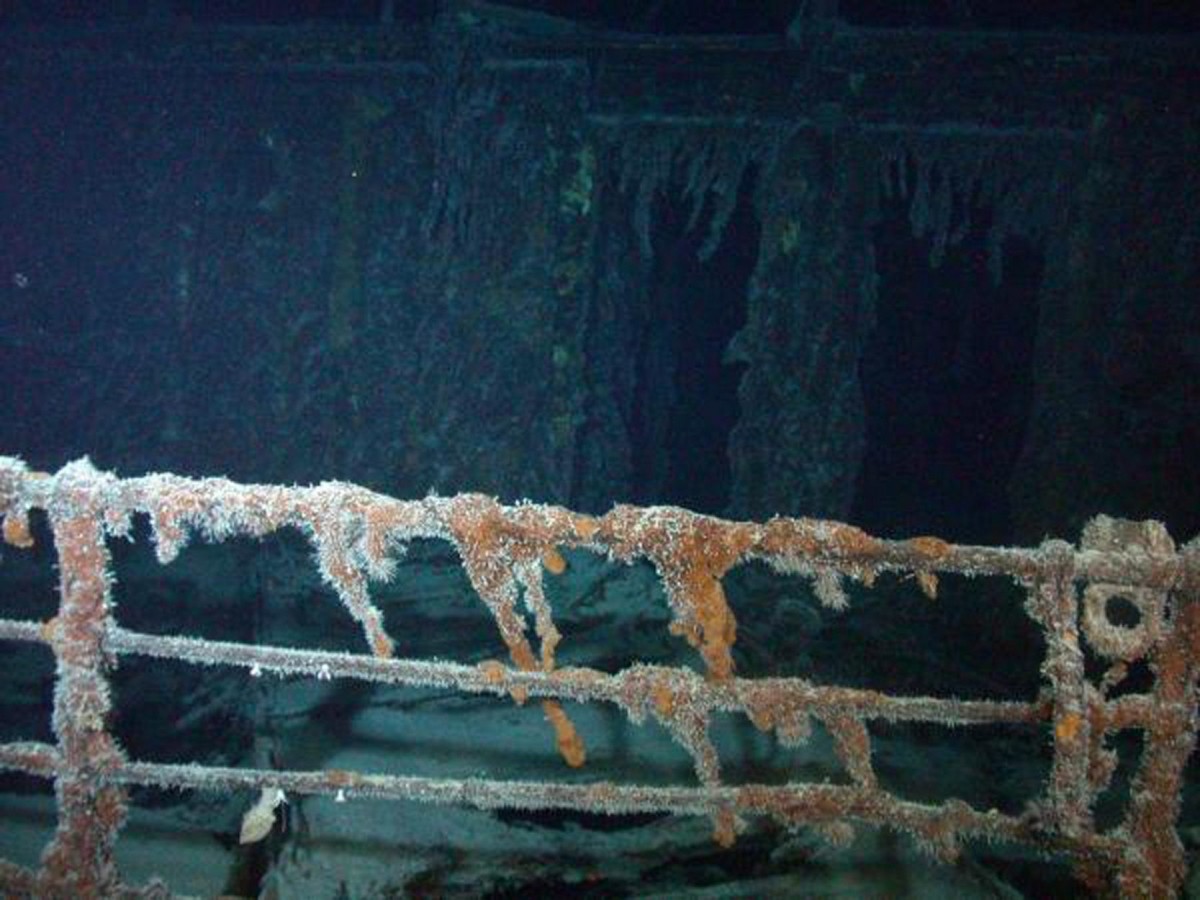 een wrak van een schip onder water
