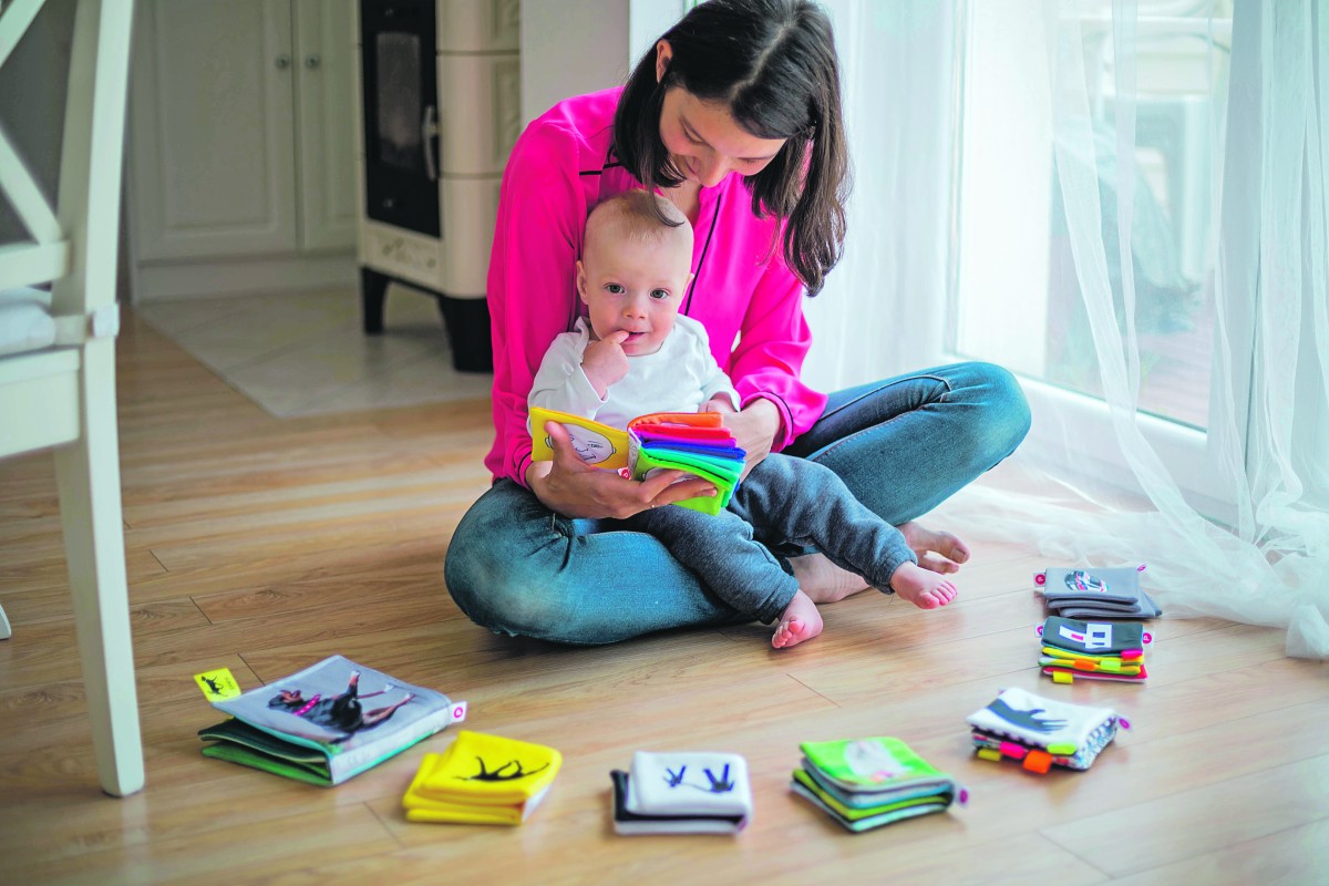 een vrouw met een baby