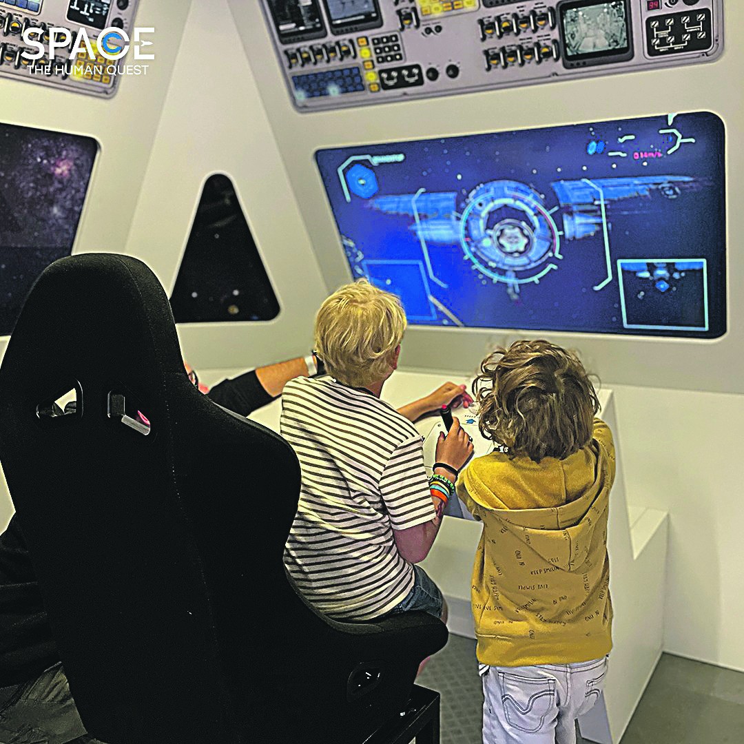 mensen op de tentoonstelling 'Space'