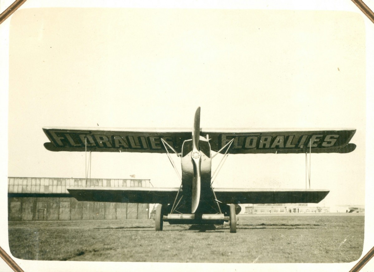 een oud vliegtuig