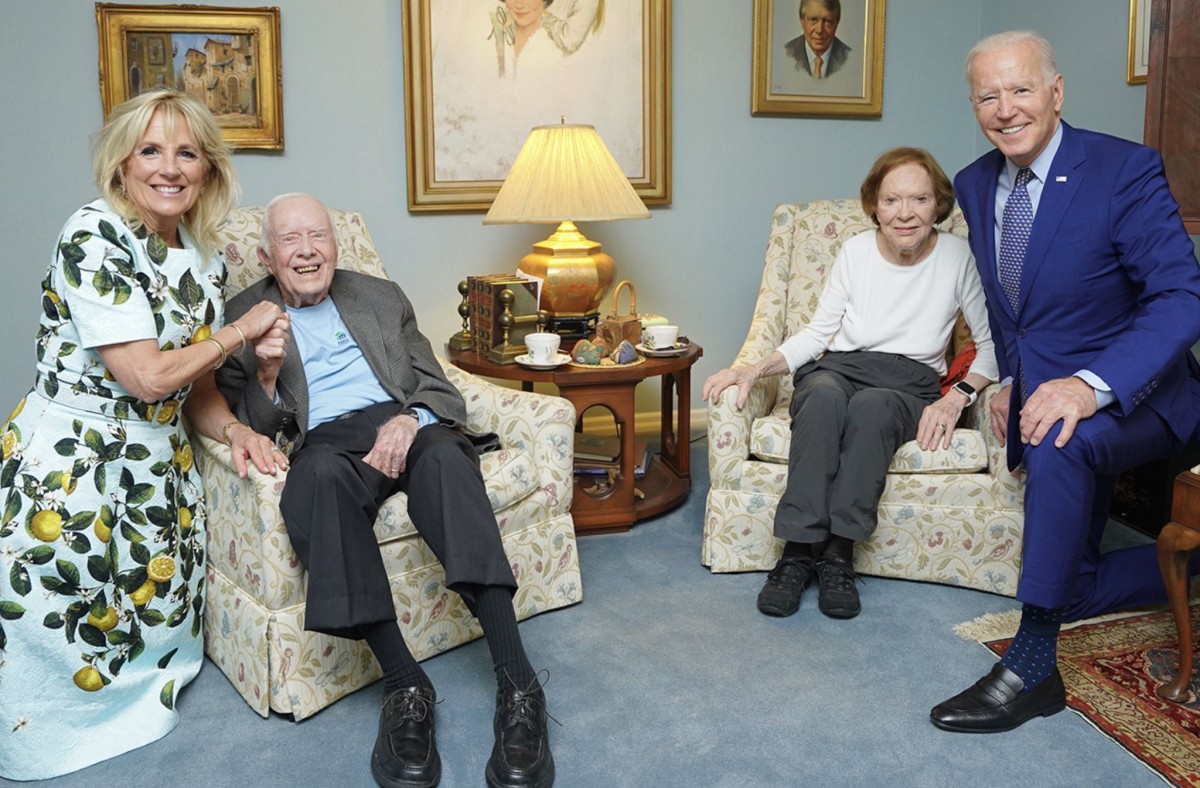 Joe Biden lijkt wel een reus
