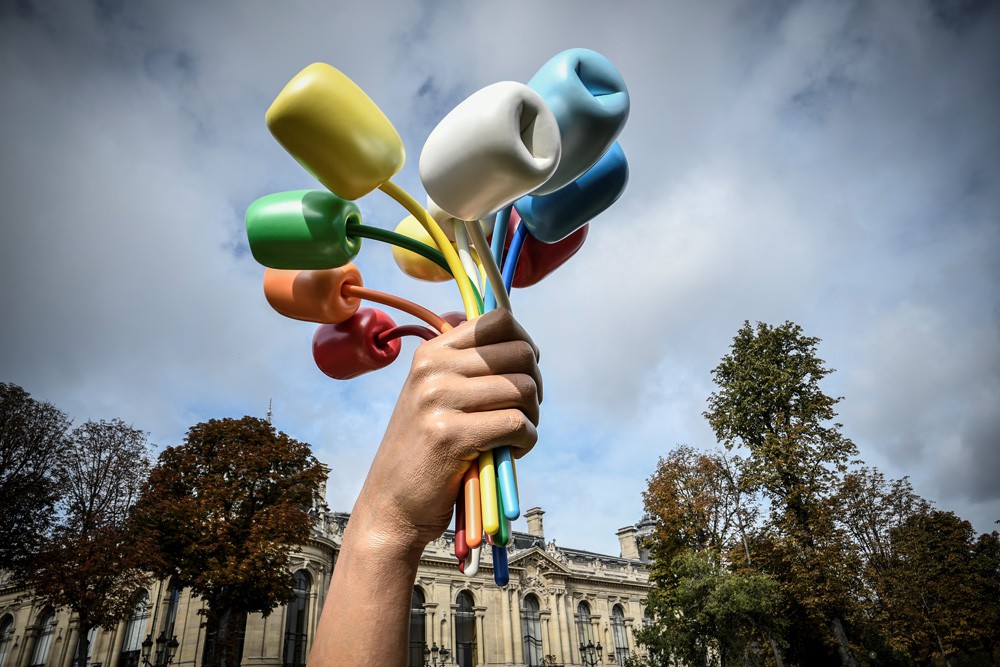 Hand met tulpen van Jeff Koons