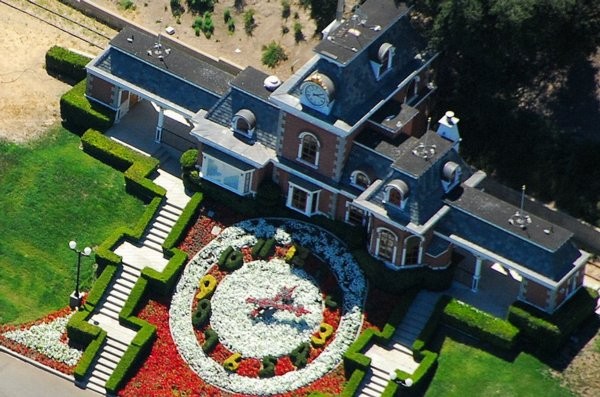 het gebouw en park van Neverland