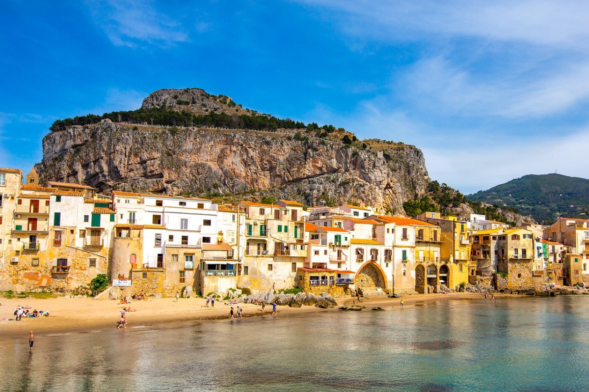 Een berg met huizen op het eiland Sicilië