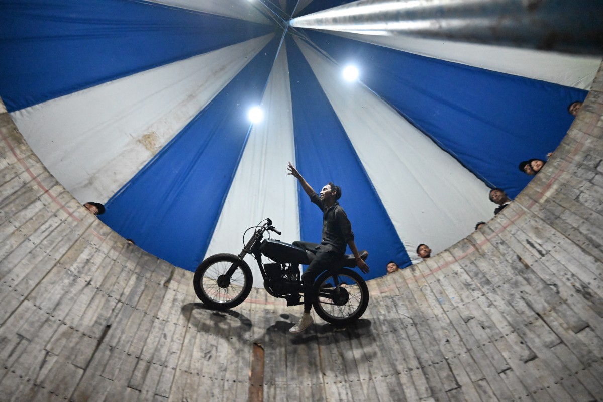 een persoon stunt op een bromfiets