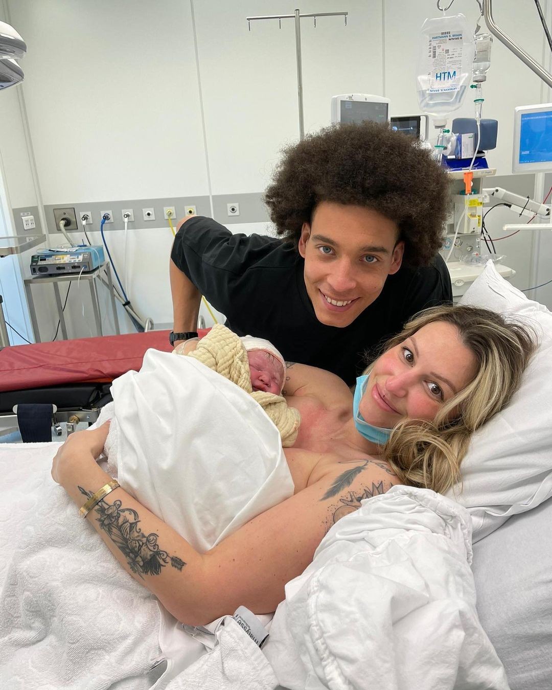 Axel Witsel met zijn vrouw en pasgeboren baby
