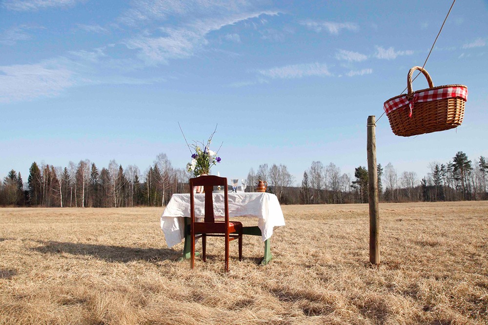 een tafel in de natuur