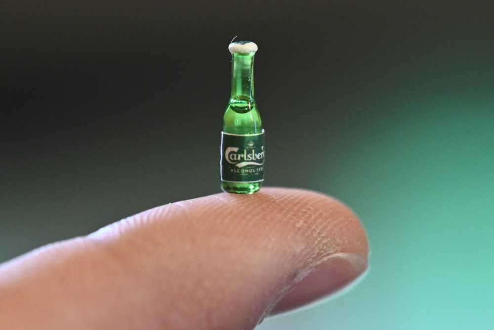 een heel klein flesje bier