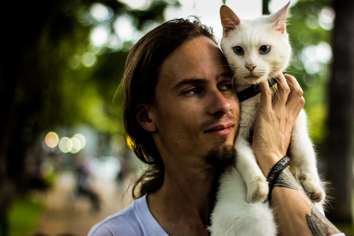 een jonge man met een kat