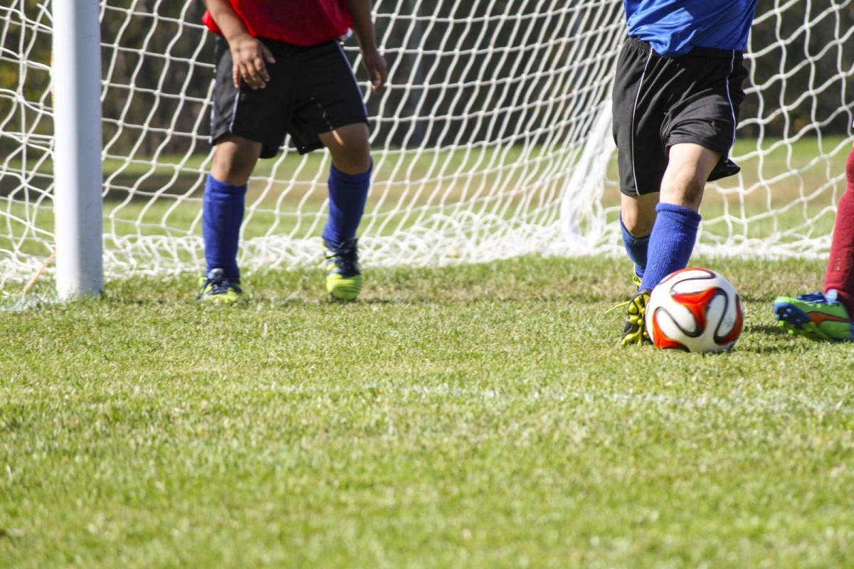 Mannen spelen voetbal