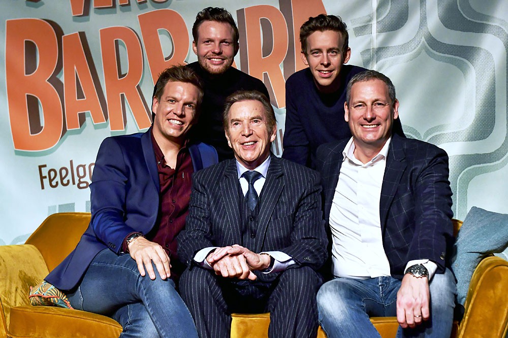 Will Tura en de spelers van de musical poseren voor de foto
