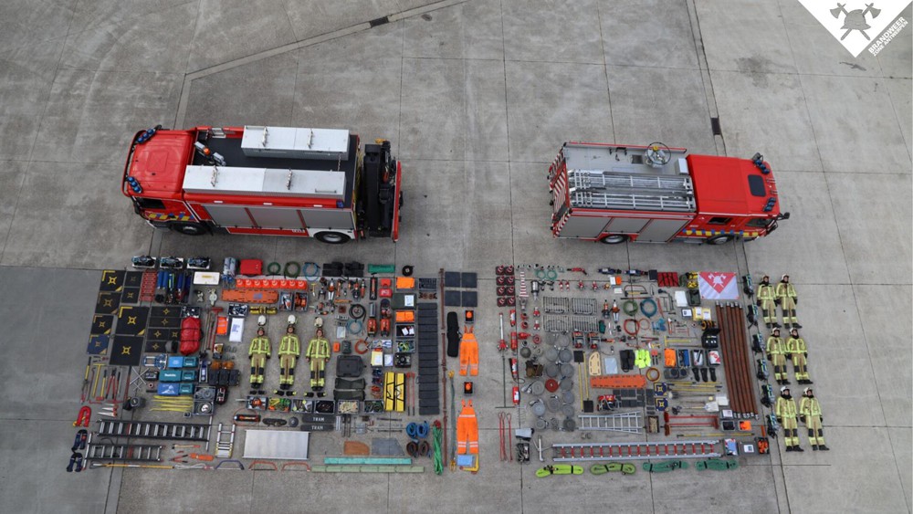 Brandweerwagens met inhoud ernaast