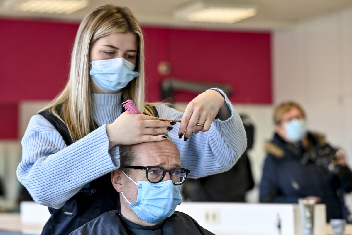 Ben Weyts in een school voor kappers