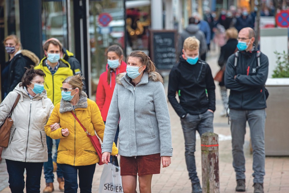 mensen winkelen met mondmasker