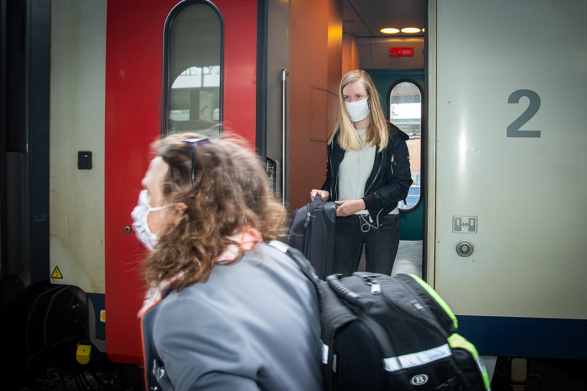 mondmaskers op de trein