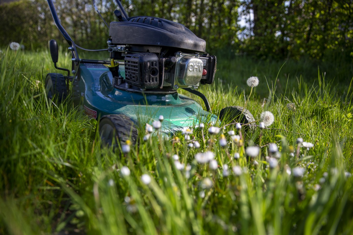 een grasmaaier in het gras