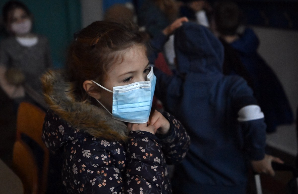 een kind met een mondmasker