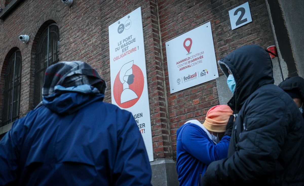 mensen in de kou aan het Klein Kasteeltje
