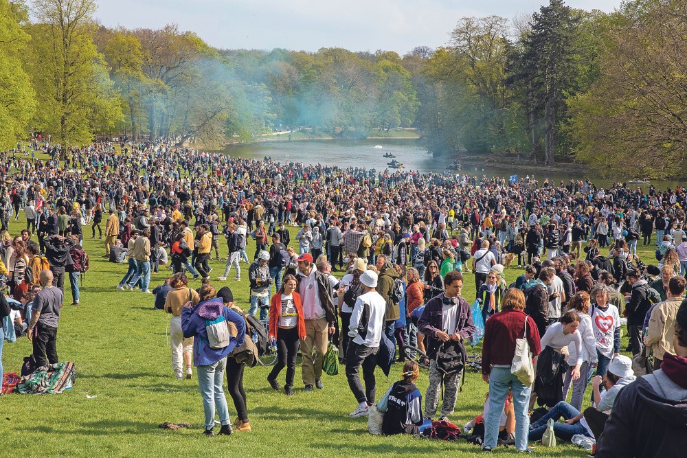 Veel volk in een park in Brussel