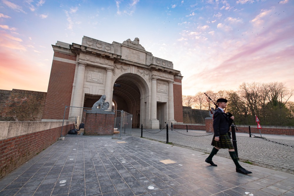 een man voor een monument in Ieper