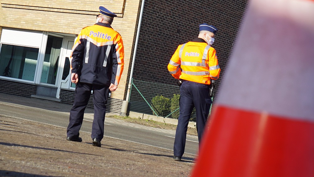 twee agenten op straat