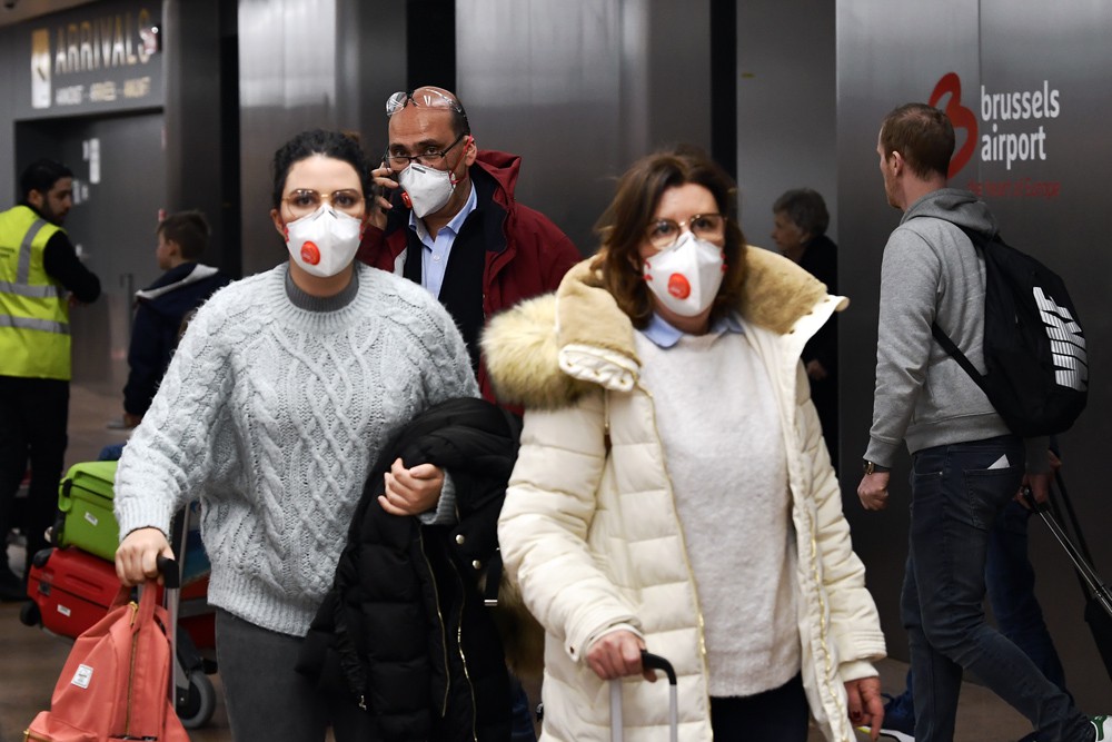 Mensen met masker voor de mond