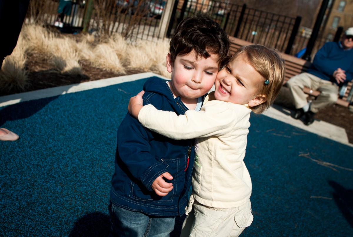 twee kinderen omhelzen elkaar
