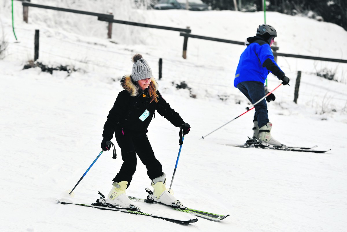 mensen skiën in de sneeuw