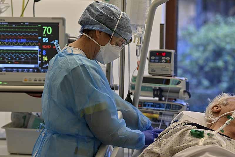 Corona-patient wordt verzorgd