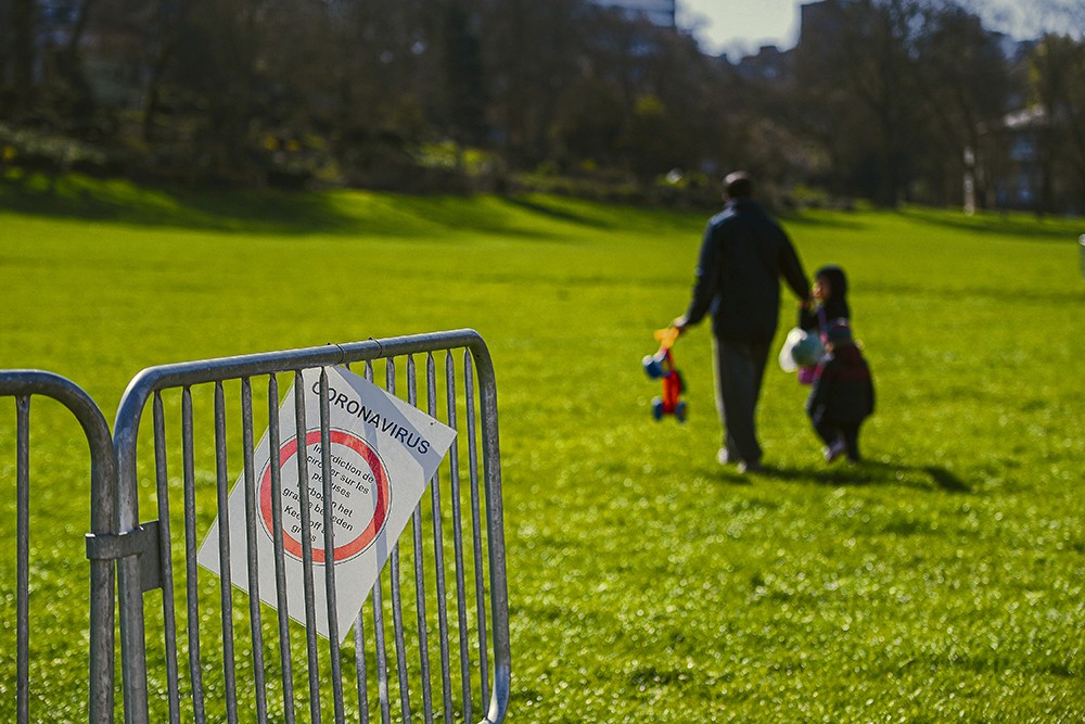 Mensen spellen op verboden terrein