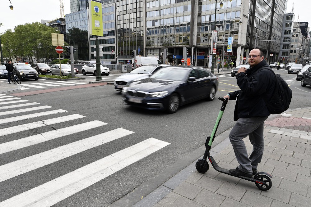 man op een deelstep