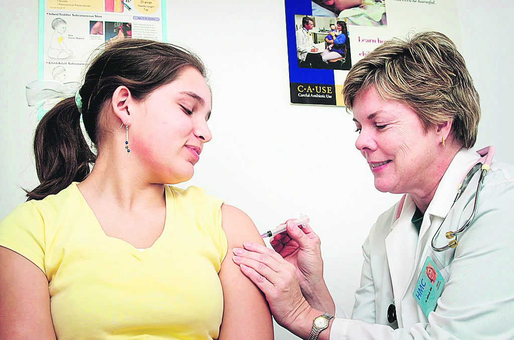 Een dokter geeft een prik