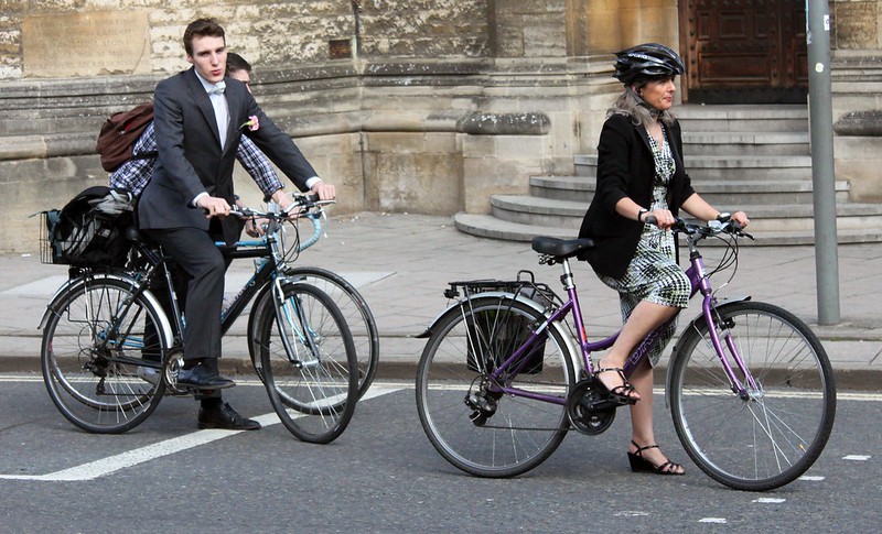Mensen op de fiets naar het werk