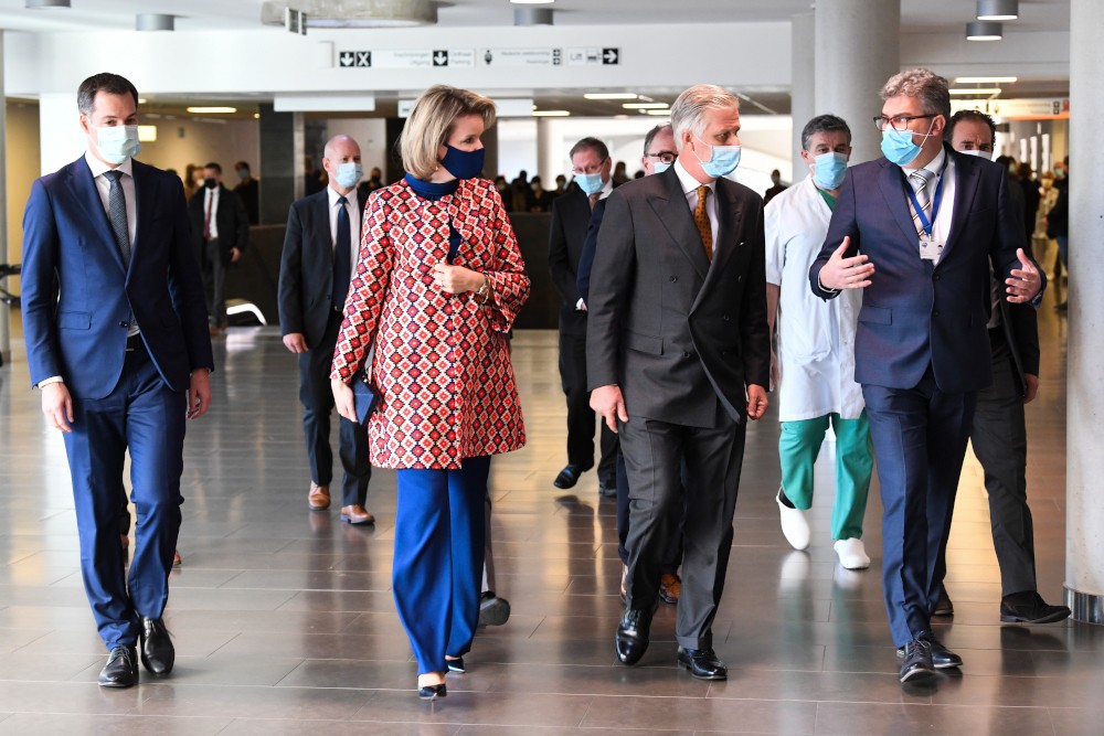 De Croo, de koning en de koningin in een ziekenhuis