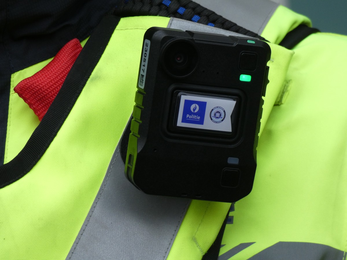 een bodycam op het lichaam van een agent