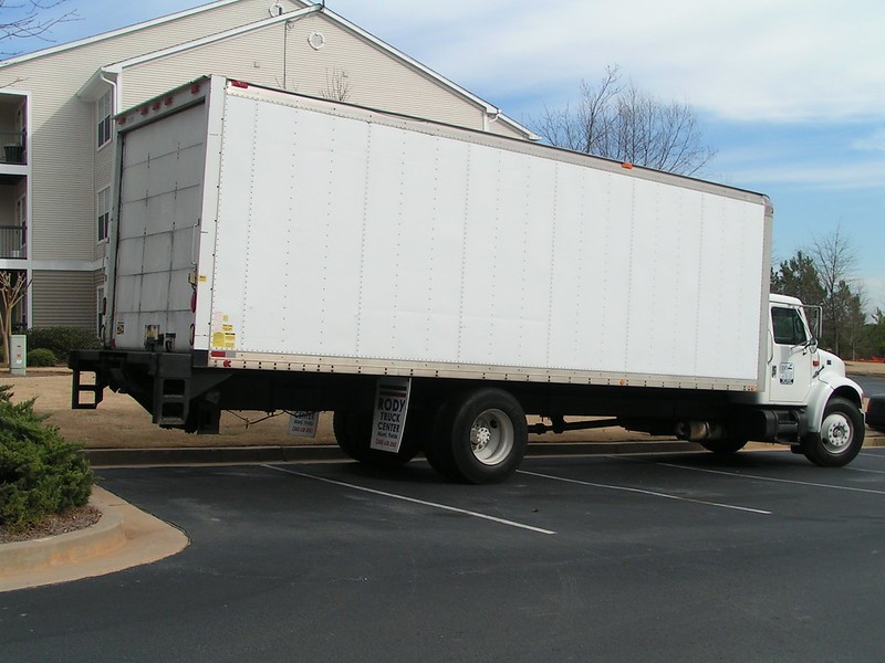 een witte vrachtwagen