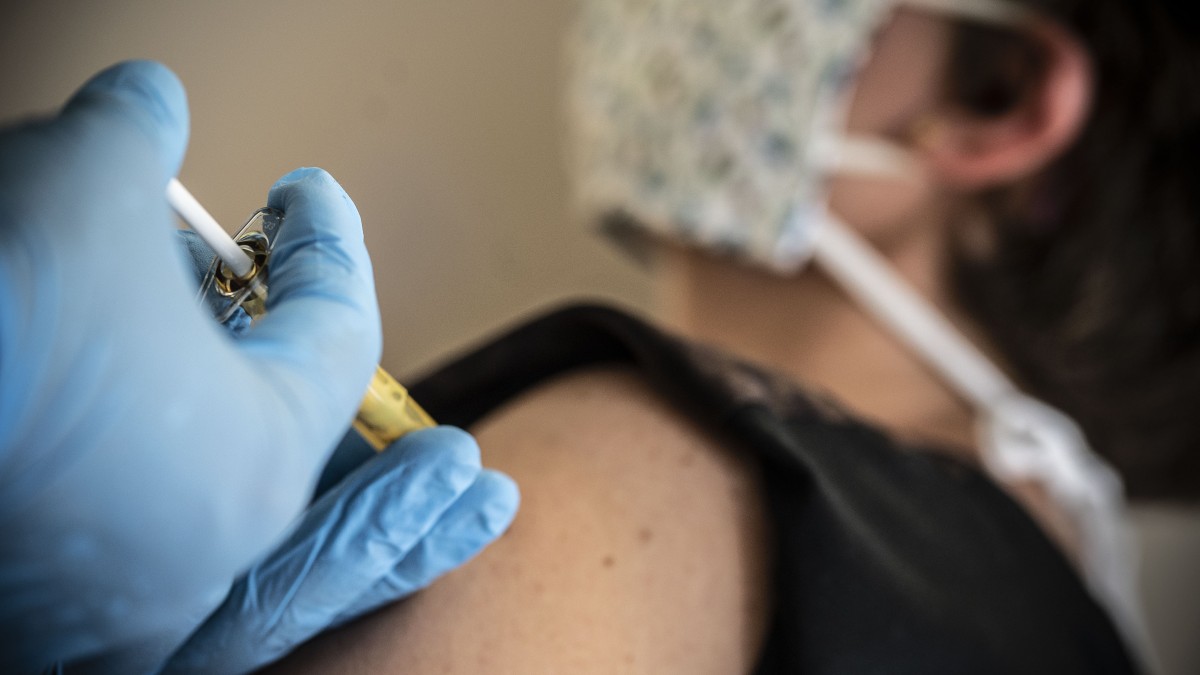 iemand krijgt een prik in de arm