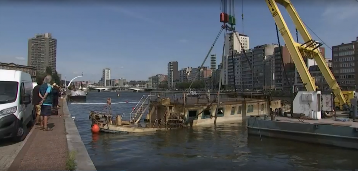 een boot komt boven water