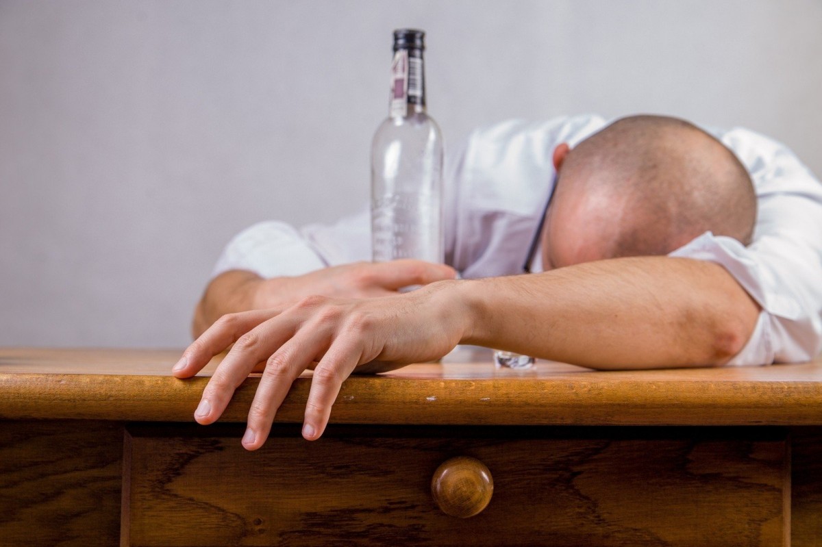 man drinkt alcohol