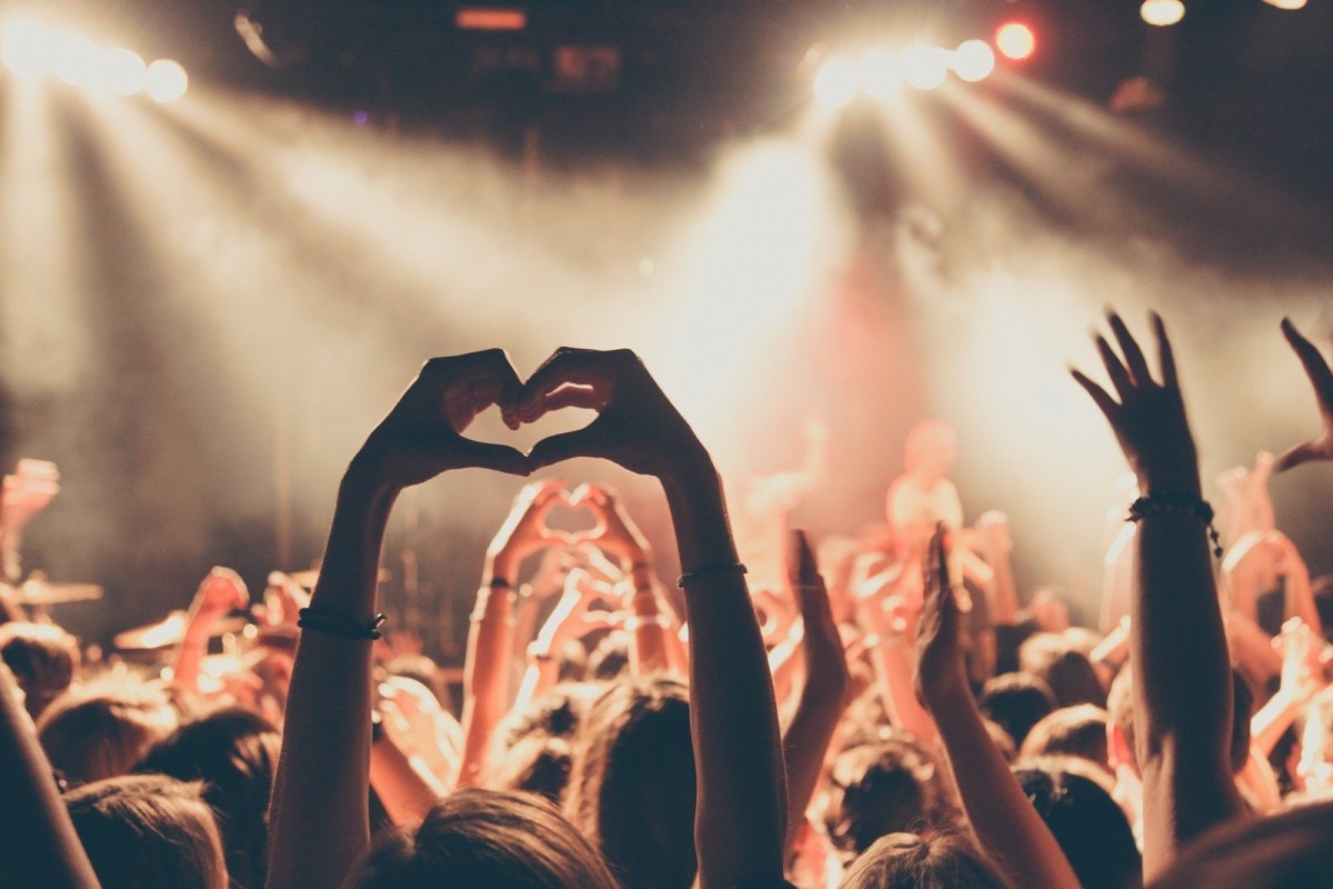 mensen op een festival