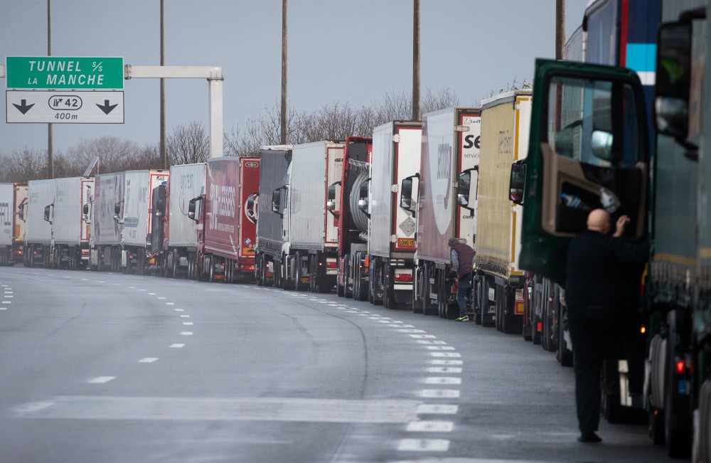 een file van vrachtwagens