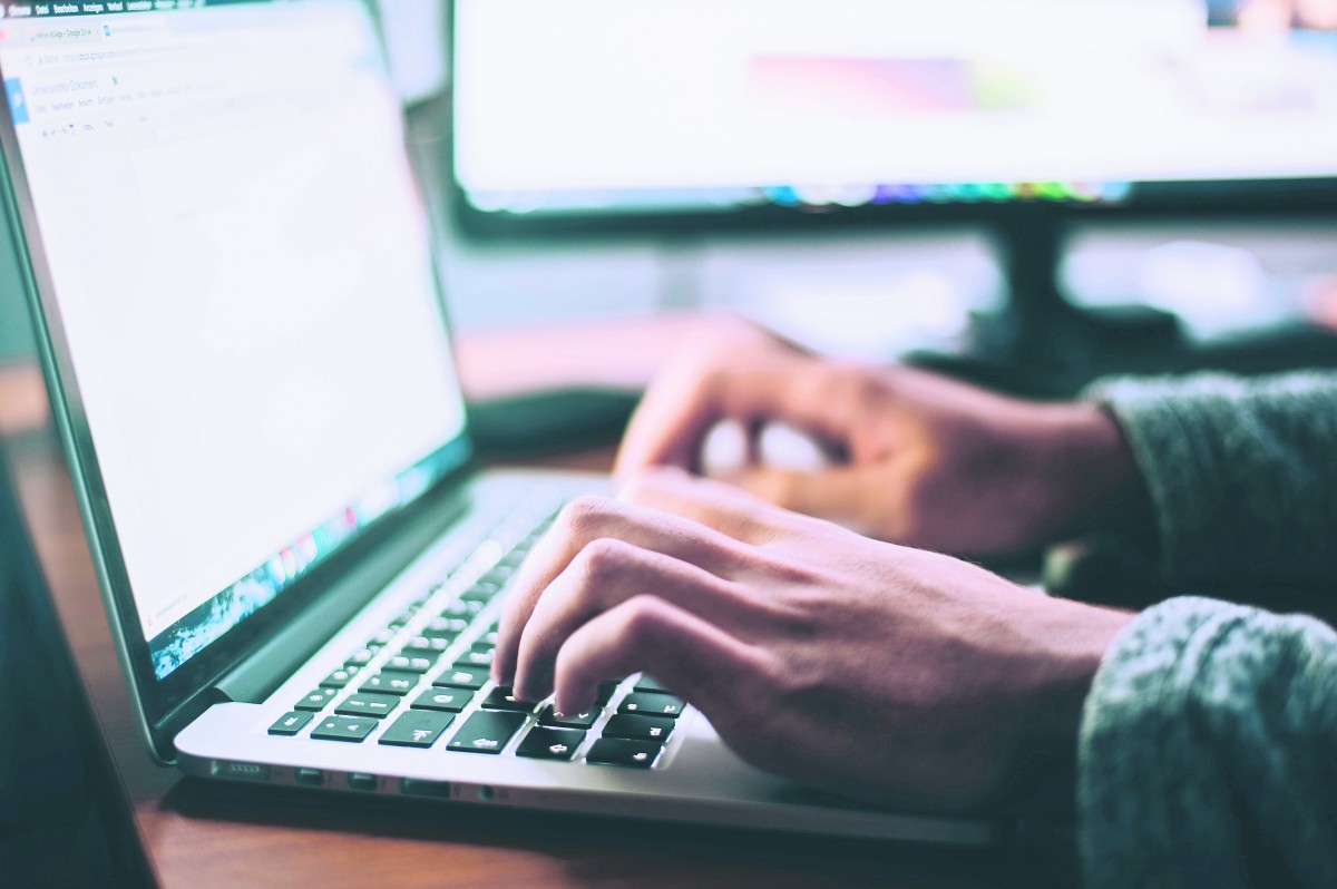iemand surft op internet op een laptop
